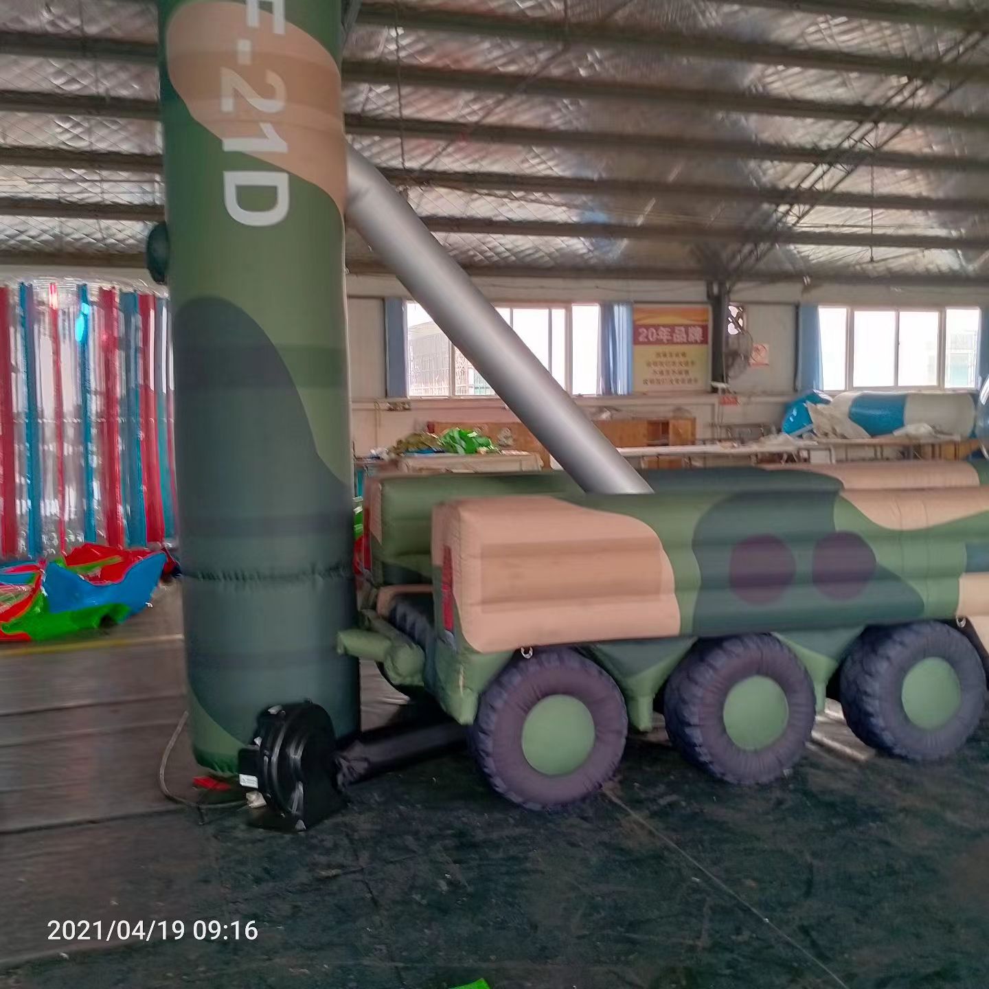 桂林军事演习中的充气目标车辆：模拟发射车雷达车坦克飞机